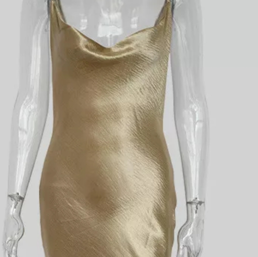 Curve hugging Gold slinky backless dress - Picture 7 of 8